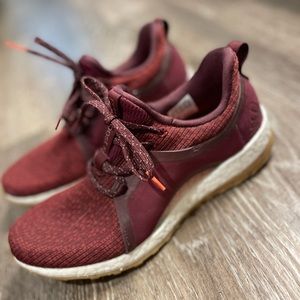 Adidas Tennis Shoes - Maroon size 7.5 - like new